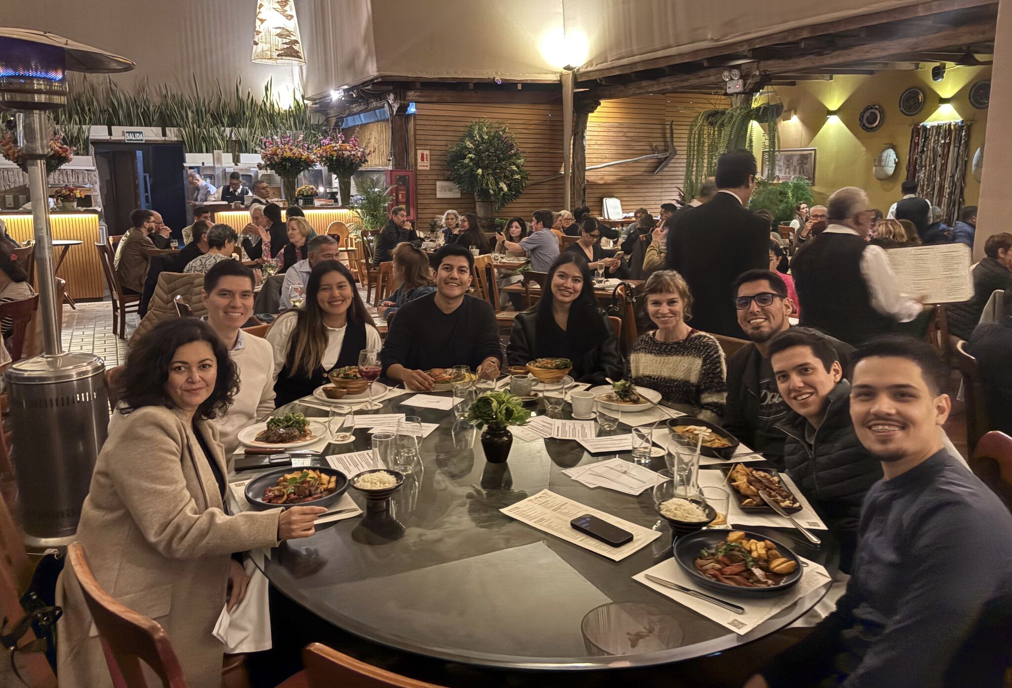 Future Dinner — escena editorial